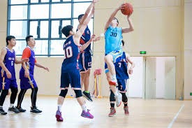 杨瀚森谈与亚当斯对位：我哥实在太有劲，一只手推我就动不了了